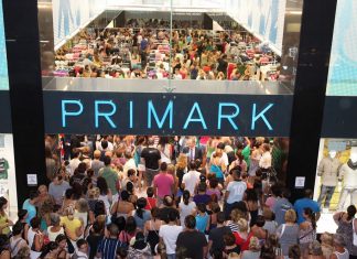 O fenômeno do fast fashion: produzir roupas baratas que duram muito pouco nas lojas