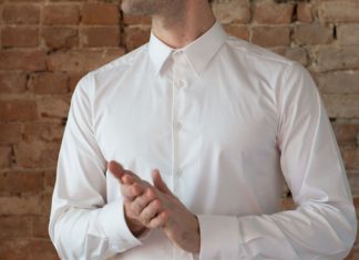 Nova tecnologia hidrofóbica faz camisas de algodão repelirem manchas e odor