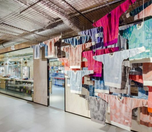 KNIT FOR YOU – A “loja fábrica pop-up” da Adidas que produz suéteres personalizados pelo cliente