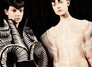 Conheça o meticuloso processo artesanal de Iris Van Herpen para construir seus vestidos esculturais