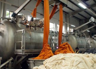 A tecnologia dope-dyed elimina o tingimento de tecidos e o desperdício de água