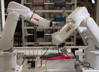 Na loja Uneekbot Factory, dois robôs fabricam sandálias sob demanda em seis minutos