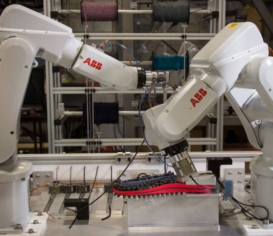 Na loja Uneekbot Factory, dois robôs fabricam sandálias sob demanda em seis minutos