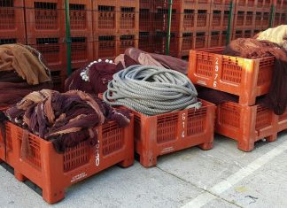 Marca de moda circular produz calças feitas de redes de pesca recicladas