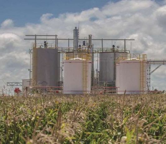 Nova mini-usina automatizada para fazendas de milho produz etanol barato