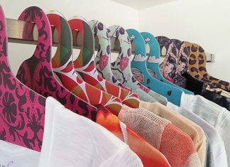 Stratis produz cabides de papelão 100% reciclado e personalizáveis