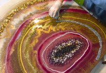 Artista alemã cria obras de arte com resina, glitter e cristais imitando geodos gigantes