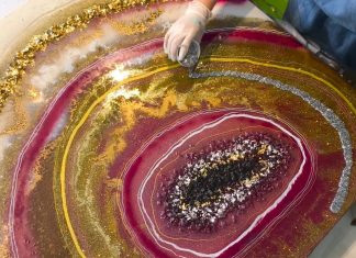 Artista alemã cria obras de arte com resina, glitter e cristais imitando geodos gigantes