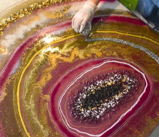 Artista alemã cria obras de arte com resina, glitter e cristais imitando geodos gigantes