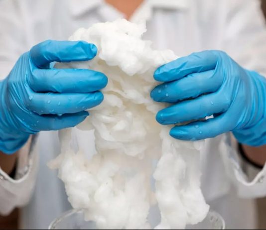 A ciência por trás da seda líquida para produzir roupas mais sustentáveis