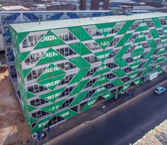 Drivelines Studios é um edifício residencial e comercial feito de contêineres usados