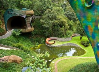 Casa psicodélica na forma de uma cobra está disponível para alugar pelo airbnb no México