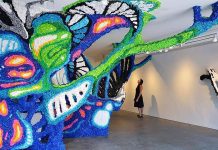 Arte Upcycling – Materiais descartáveis são reciclados em belas esculturas coloridas