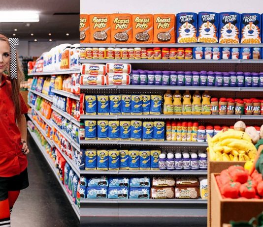 Artista Lucy Sparrow abre supermercado que oferece 31.000 itens de feltro feitos à mão