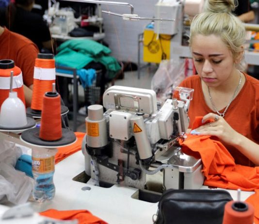 Conheça os impactos econômicos, sociais e ambientais do fast fashion