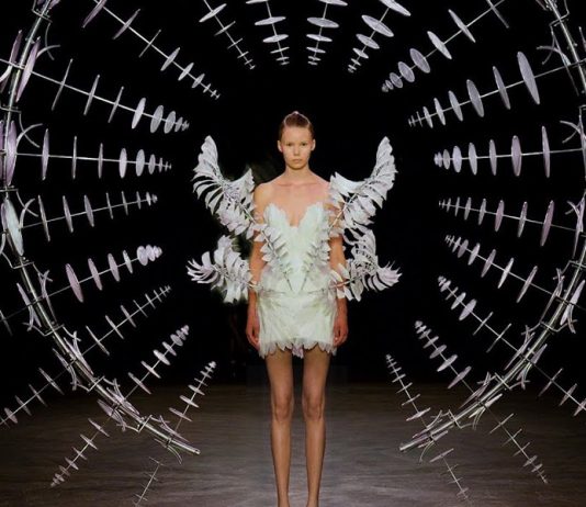 Futuro da moda: Iris van Herpen revela coleção “hipnose” infundida pela tecnologia