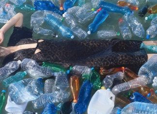 Conheça 6 marcas de moda que estão criando peças de resíduos plásticos do Oceano