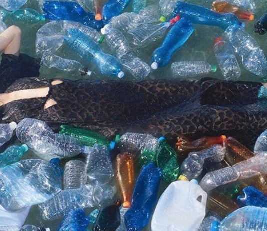 Conheça 6 marcas de moda que estão criando peças de resíduos plásticos do Oceano