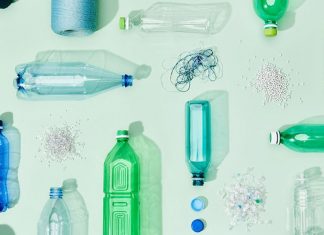 Quão sustentáveis são as roupas e acessórios feitos de plástico reciclado?