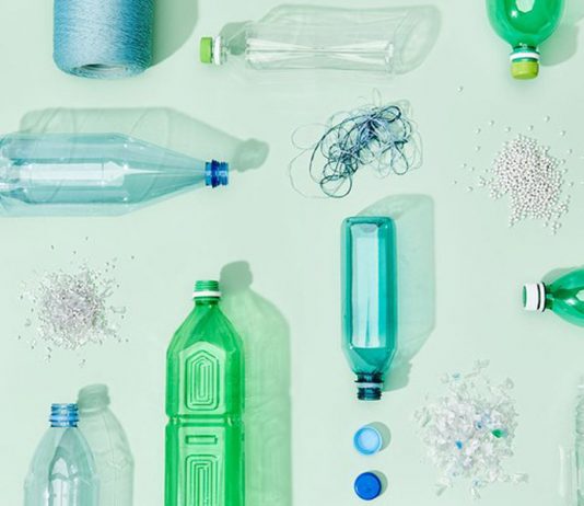 Quão sustentáveis são as roupas e acessórios feitos de plástico reciclado?