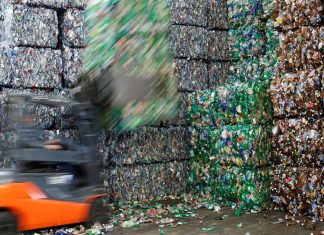 O poliéster reciclado é a solução para a crise mundial de resíduo plástico?