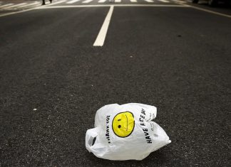 Estradas de plástico: Reciclando toneladas de lixo plástico em estradas duráveis