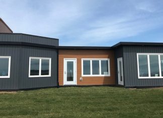 Empresa JD Composites constrói casa ecológica com 612.000 garrafas PET recicladas