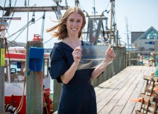 Designer britânica cria MarinaTex, um bioplástico feito dos resíduos de peixe