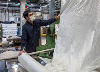 Marcas de moda arregaçam as mangas e vestem pessoal médico