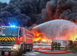 China: Empresários quebram máquinas e queimam fábricas por causa da crise