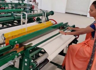 Artesãos indianos utilizam tear de pedal para produzir tecidos sem gastar energia