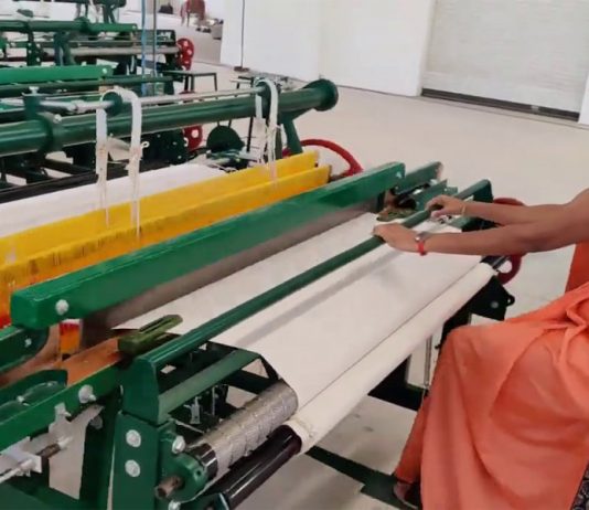 Artesãos indianos utilizam tear de pedal para produzir tecidos sem gastar energia