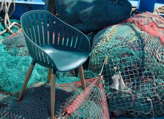 Designers transformam redes de pesca e garrafas plásticas em móveis elegantes