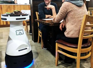 Os robôs garçons da Bear Robotics entregam comida a clientes na mesa