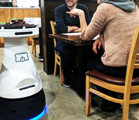 Os robôs garçons da Bear Robotics entregam comida a clientes na mesa