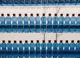 Tecido de poliéster reciclado e o dilema da garrafa de plástico