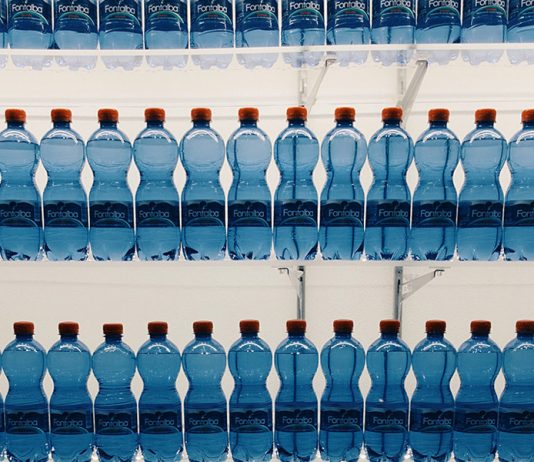 Tecido de poliéster reciclado e o dilema da garrafa de plástico