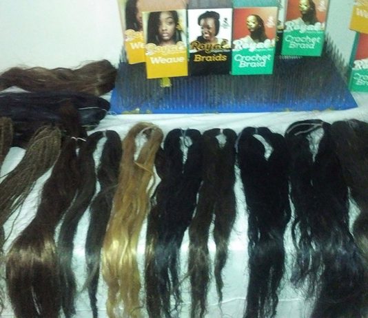 Empresa de Uganda fabrica cabelo natural biodegradável feito de fibra de bananeira