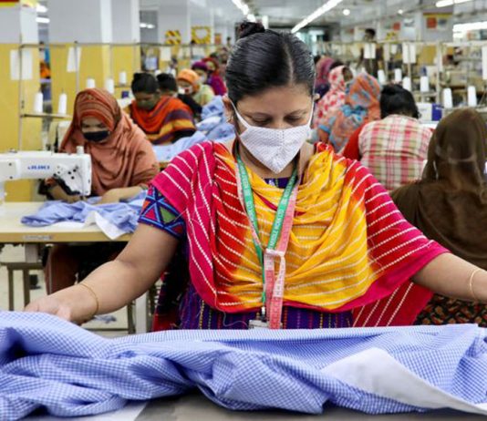Trabalhadores têxteis do Bangladesh rezam por encomendas enquanto pandemia destrói exportações
