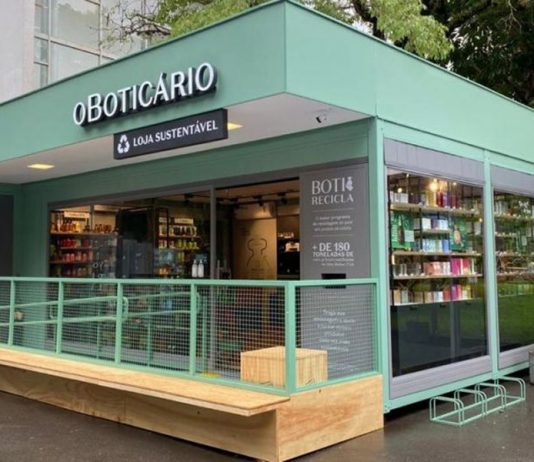 Boticário apresenta loja pop up feita do plástico reciclado de embalagens para cosméticos