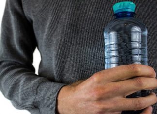 Carbios produz garrafas PET a partir da reciclagem enzimática de resíduos têxteis