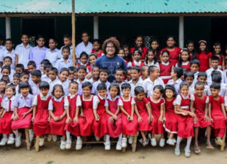 Fotógrafo financia a educação de crianças trabalhadoras de Bangladesh e tira seus retratos de antes e depois