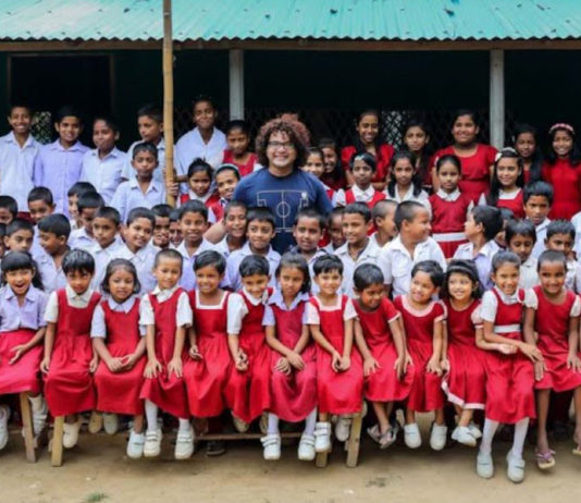 Fotógrafo financia a educação de crianças trabalhadoras de Bangladesh e tira seus retratos de antes e depois