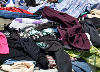 Marcas geram desperdício destruindo toneladas de roupas novas não vendidas