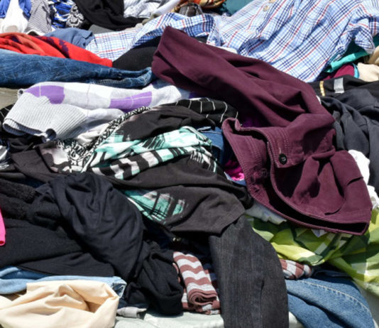 Marcas geram desperdício destruindo toneladas de roupas novas não vendidas