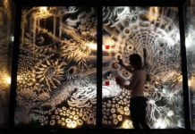 Pulse: Instalação artística em estilo aquário que apresenta movimentos oscilantes da vida natural