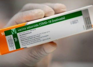 “Há uma matemática ‘criativa’ para forçar os 50% de eficácia”, diz infectologista sobre CoronaVac