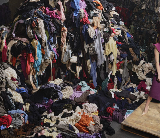 Reciclagem de moda: Cidade italiana transforma resíduos têxteis em novas roupas