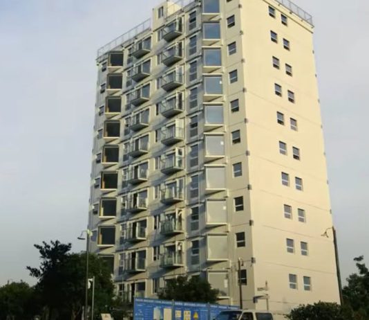 Empresa constrói num dia edifício pré-fabricado de 10 andares