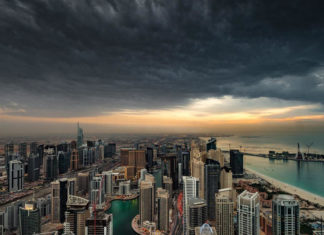 Emirados Árabes Unidos provoca chuvas artificiais com nova tecnologia em meio a uma onda de calor